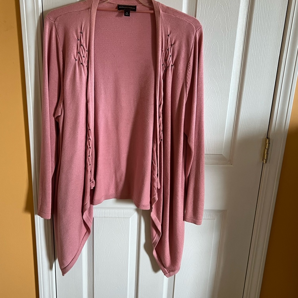 Cover overall in gorgeous pink color with golden beading detail